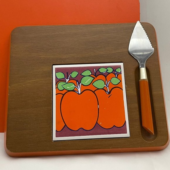 Vintage hand carved wood cheese board with knife, ceramic insert, apples insert - Picture 1 of 9